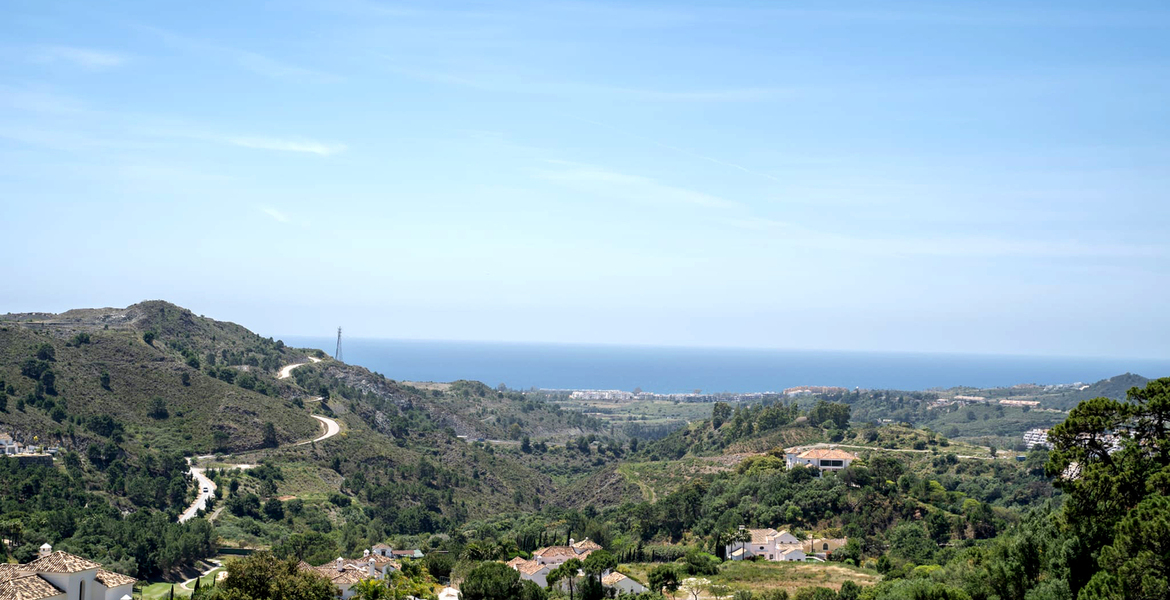 VILLA IN AN EXCLUSIVE LOCATION CLOSE TO GOLF COURSE 