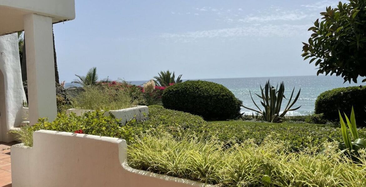 Beachfront apartment for sale in Marina Puente Romano