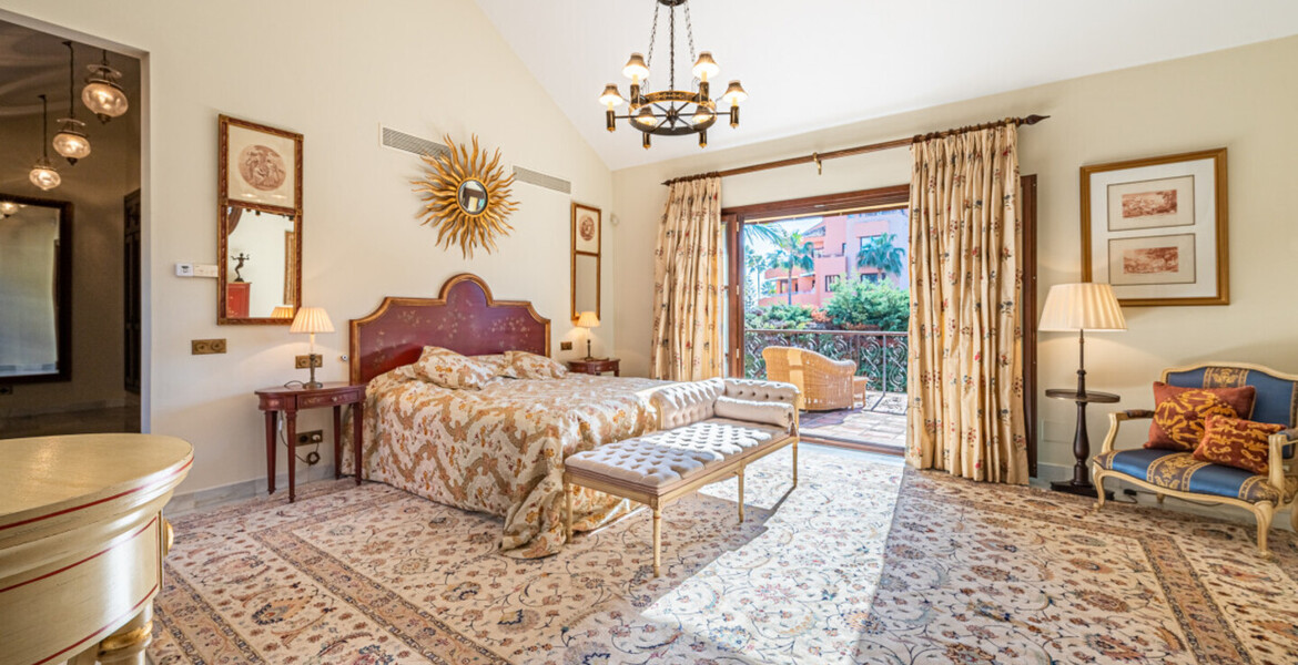MEDITERRANEAN VILLA FOR SALE WITH A LOT OF CHARM, A FEW STEP