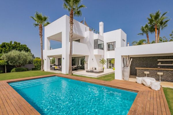 Contemporary Villa near Puerto Banus with Sea Views