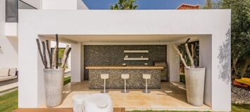 Contemporary Villa near Puerto Banus with Sea Views