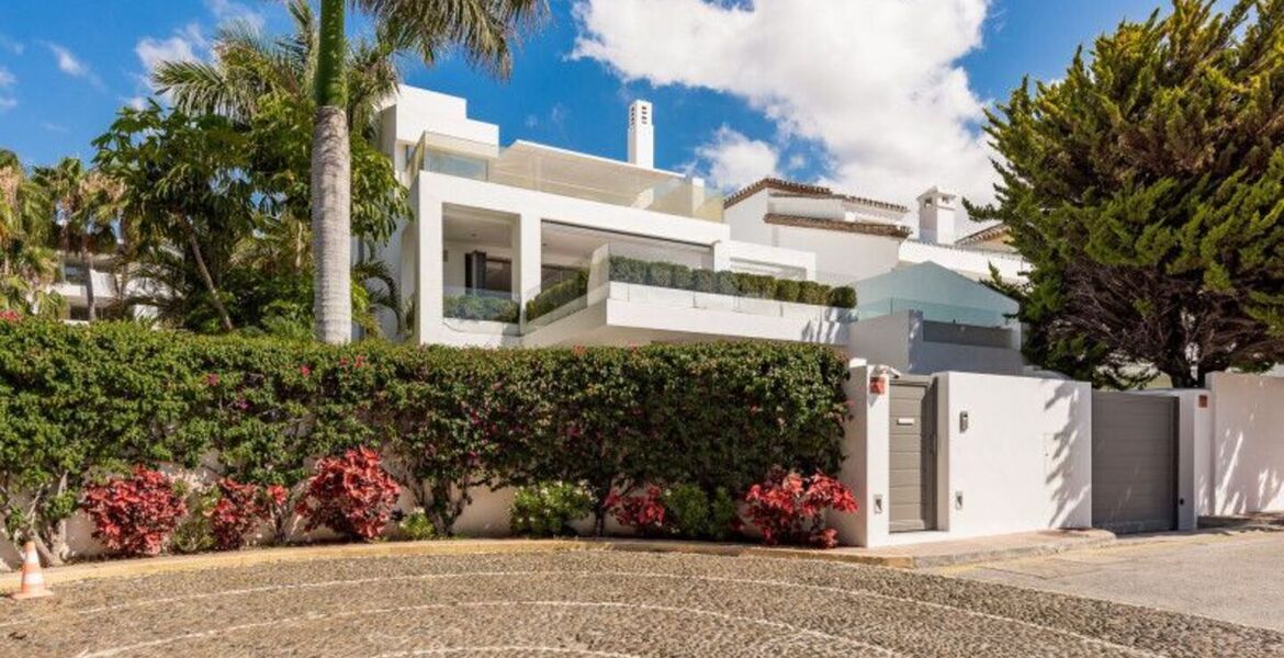 Contemporary Villa in Puente Romano with Smart Home