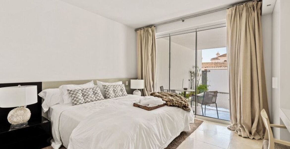 Contemporary Villa in Puente Romano with Smart Home